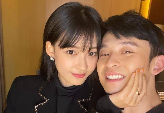 尽管在孙怡发布的相片中,丈夫董子健仍未亮相,但恰逢周六也是一组他拍