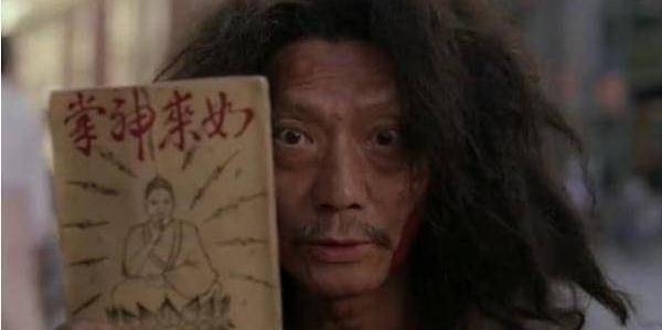还有在《功夫》中那位十块钱卖给阿星《如来神掌》的老乞丐,结尾的这