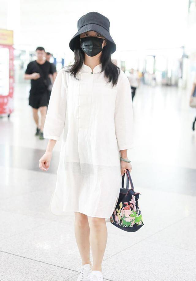 谭松韵素颜现身机场,黑帽遮一半脸,穿妈妈裙气质变成熟_造型_时候