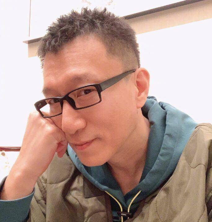 孙红雷晒最新帅照,瘦出下颌线,明星变胖之后,有多毁形象?