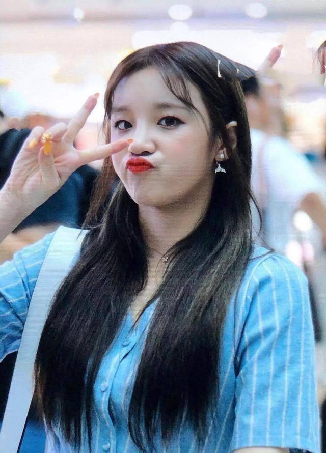 宋雨琦歪头嘟嘴脸还大,《奔跑吧》没让她走红,倒是胖了不止一圈_机场