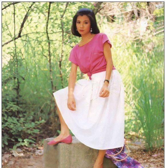 虽过去36年,我们好像还不如翁美玲时髦,每件单品都不想错过_连衣裙