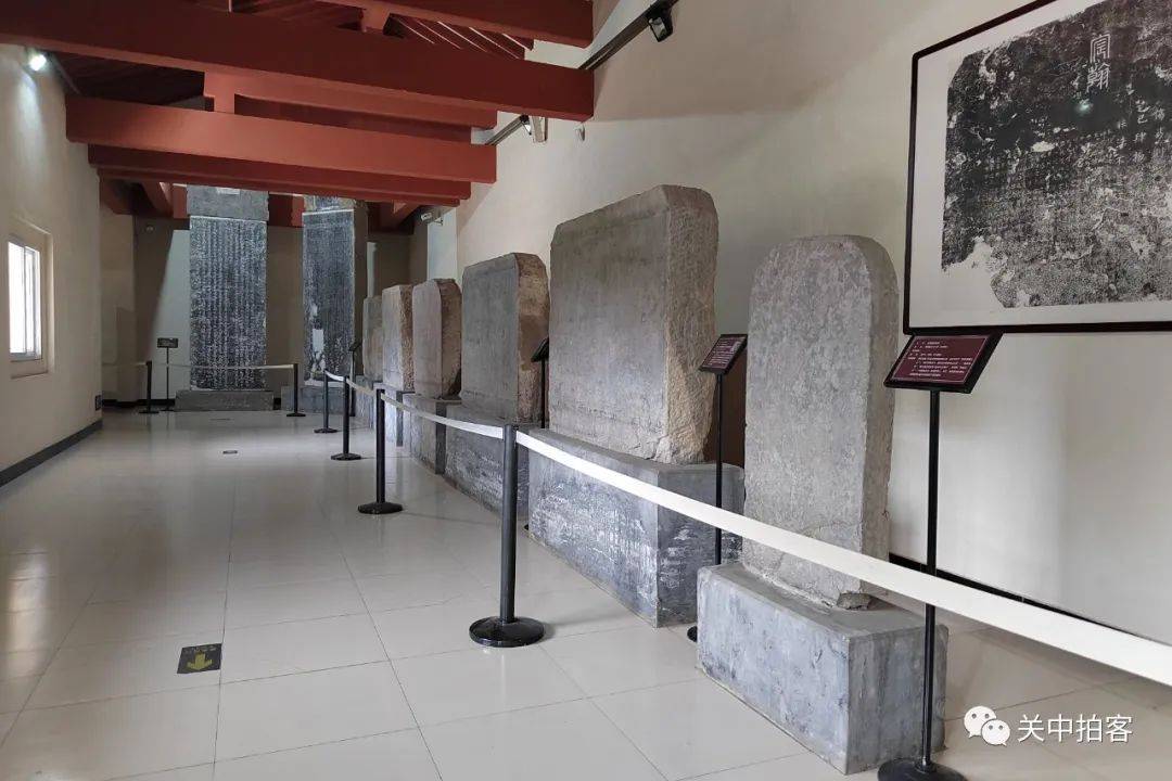 随后,在西长廊内,主要展示不同时期的画像石,雕像,翁仲,墓志等其他