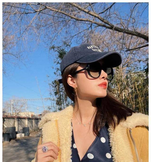 采钰回京在豪宅内晒自拍,全身超10万,和陈金飞恋爱后过得富足_刘亦菲