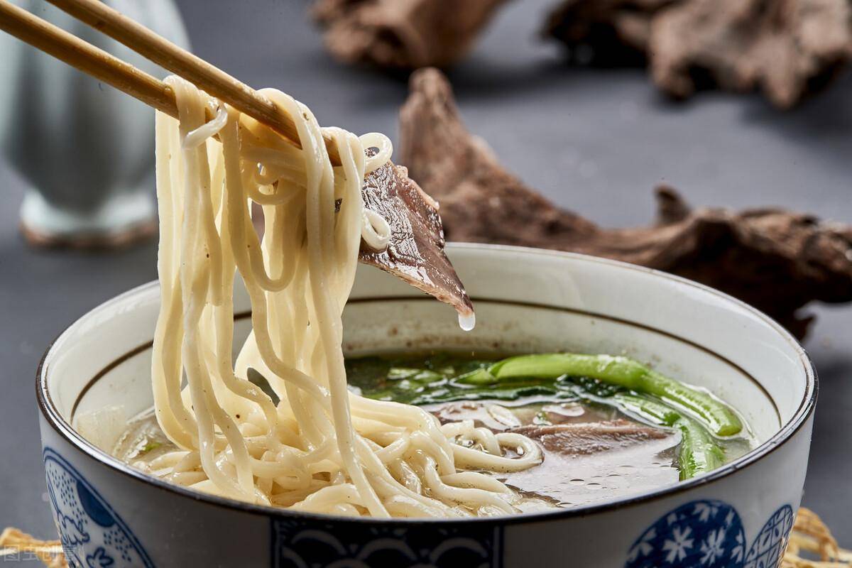 拉面形似小鱼的杂粮搓鱼口感完美的杂粮破布衫形似麻雀舌的旗花面口感