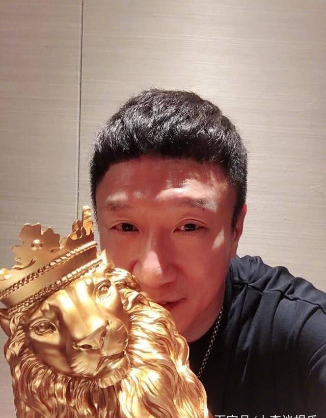 谢谢大家像我妈妈一样记得我的生日"照片中孙红雷拿着一个金色的狮子