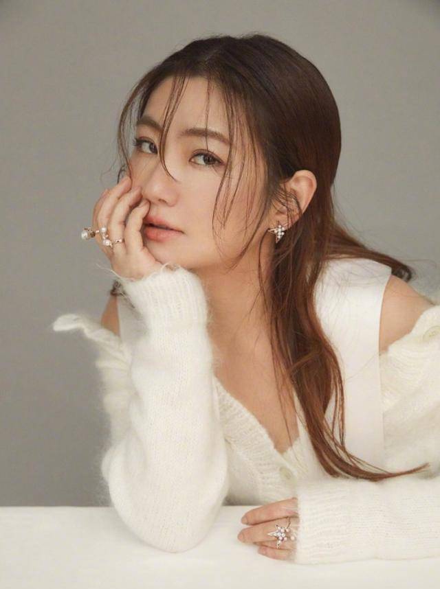 她拍戏被烧伤复健两年,今穿白色v领针织衫,配长发清新温婉_任家萱