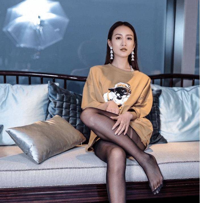 有种小仙女叫王鸥,穿黑丝袜卡通短袖,秒变少女!_时尚_衣服_网友