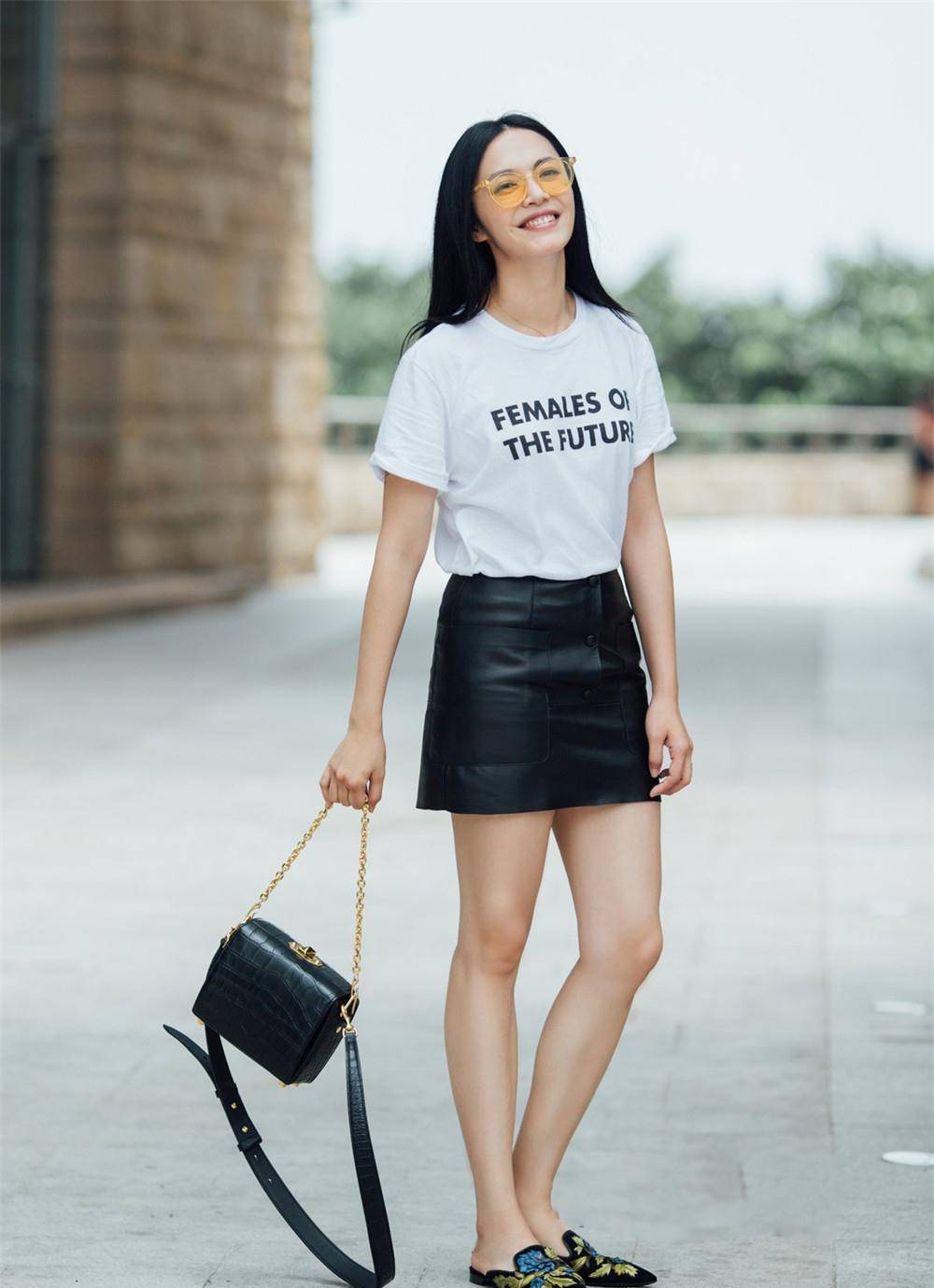 姚晨的私服穿搭才叫时髦,穿黑色印花t恤配紧身牛仔裤,简约高级_时尚