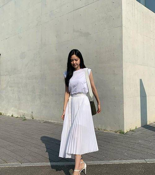 清纯风格的名家apinkcenter以一身白色时装展示了优雅的清纯美.