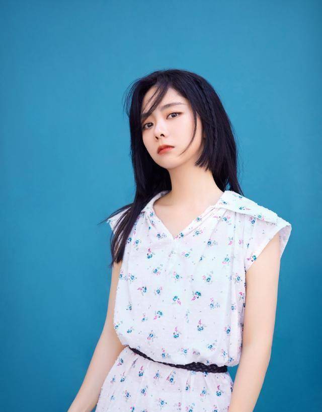 谭松韵简洁时尚风,扎个双马尾辫清纯而又可爱,治愈笑容更圈粉_黑色