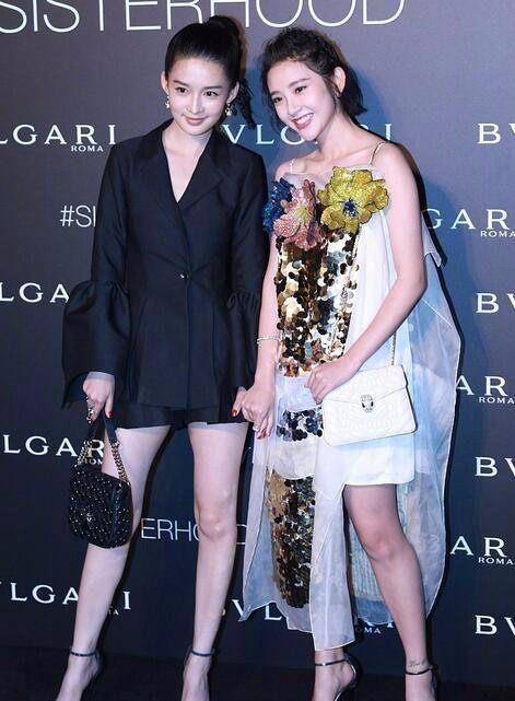 唐艺昕李沁玩亲亲,迪丽热巴好知性,大家的注意力却都在她们脚上