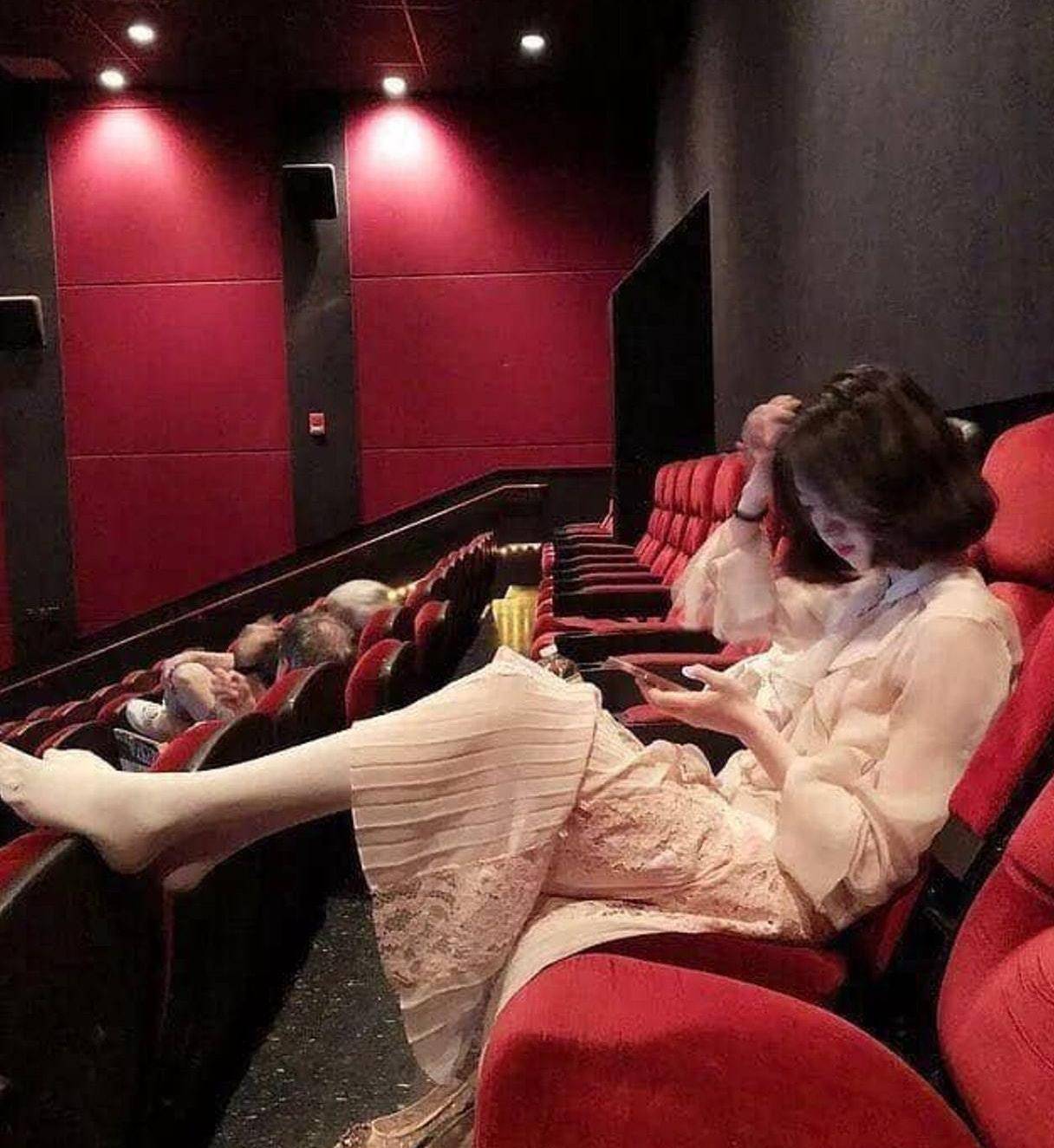 为什么穿丝袜的女生喜欢"脱鞋擦脚"?_袜子_女性_魅力