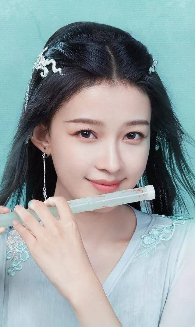 说起来,古代女子的发髻种类太多了:凌虚髻,百合髻,芙蓉髻,双髻,飞云斜