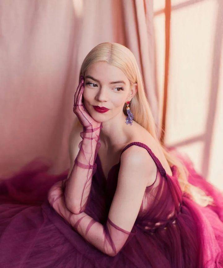 安雅·泰勒-乔伊亮相活动,白色礼服裙炫出美背,眼睛大得像精灵_时尚