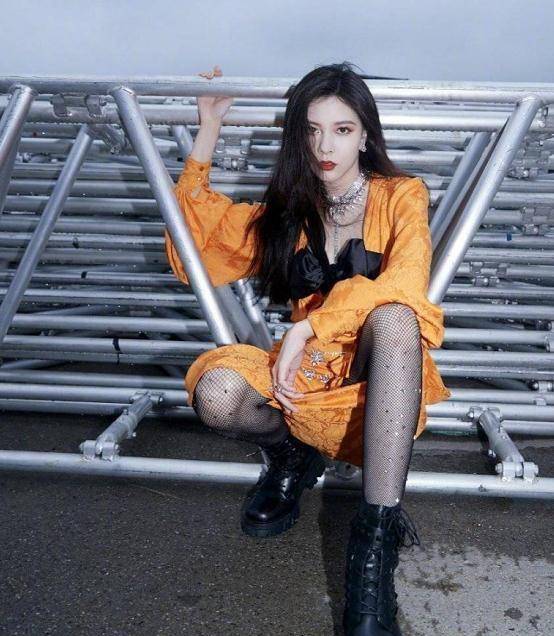 宋妍霏旗袍只穿上半身,又搭个渔网袜,以为不能看,结果彻底服了_风格