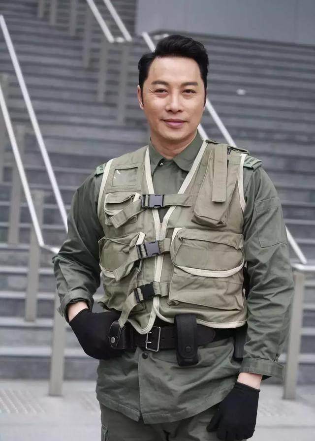 他是亚视经典《纵横四海》中的大反派与林峰一起回归拍港剧_谭耀文
