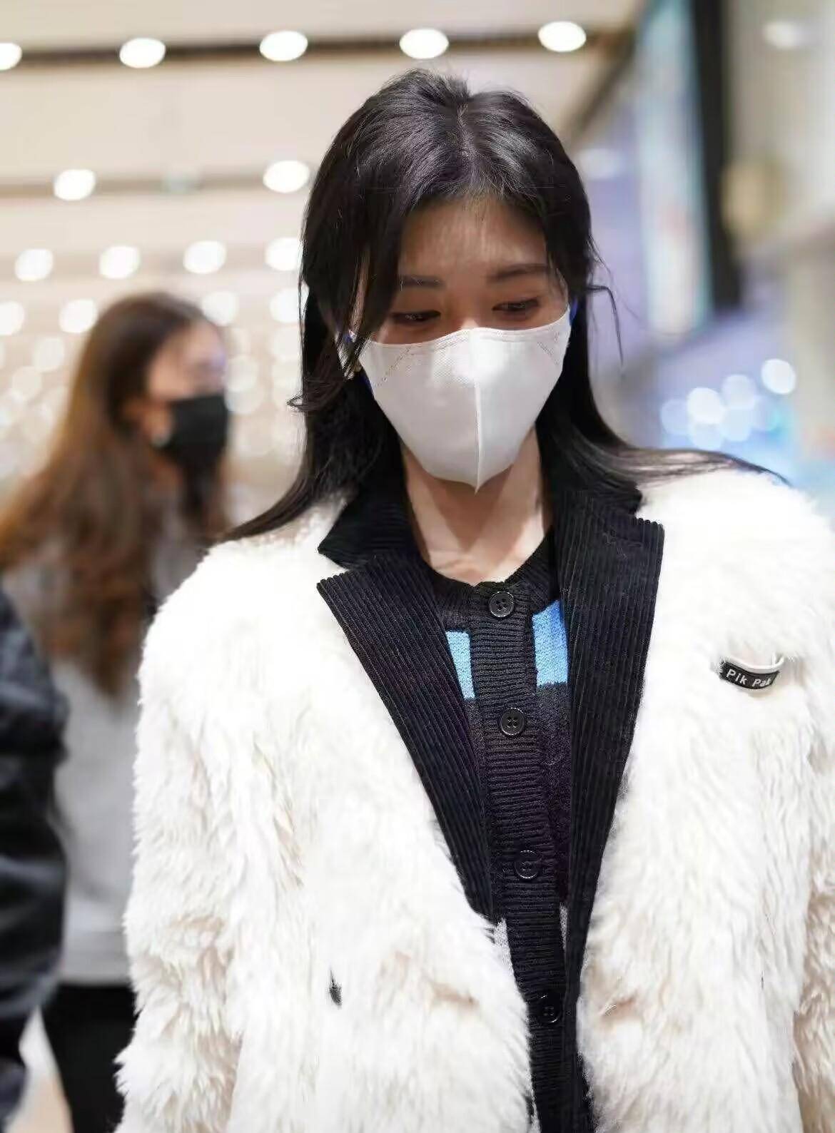 鞠婧祎即使天冷也坚持穿丝袜,并不反对与皮草大衣的和谐,高级又时髦!