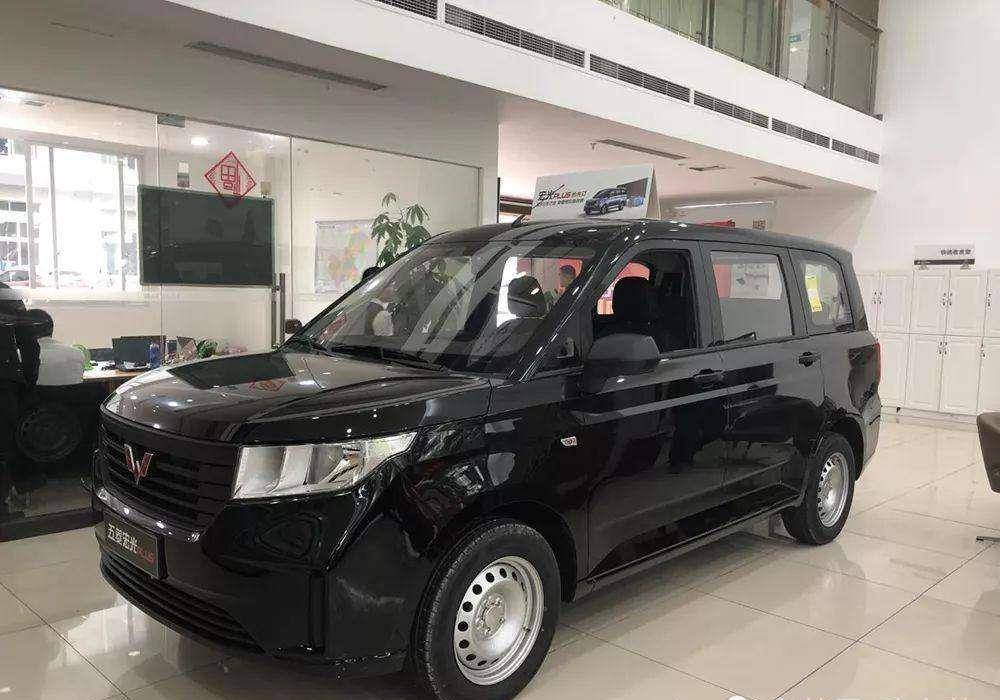 首辆"五菱宏光plus"黑武士到店,内饰终于不再廉价,或延续火爆势头!