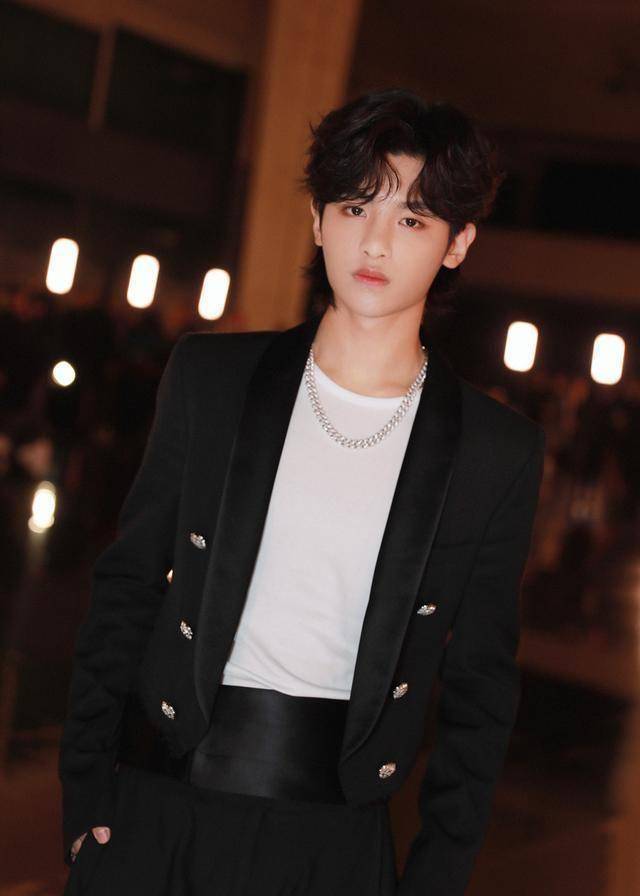 听说你爱的少年今年18岁?小王子黄明昊的西装专场为你而来!