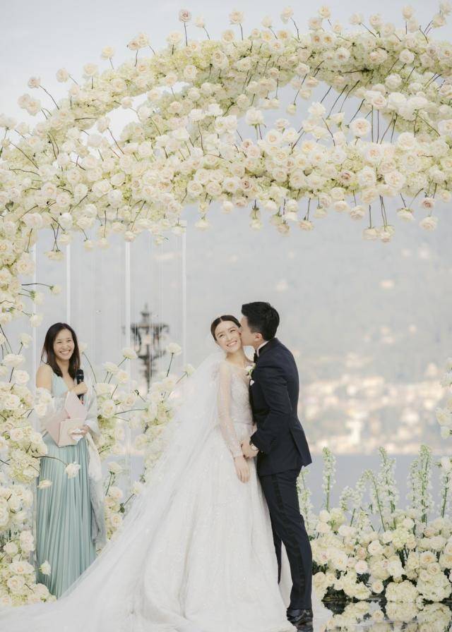 文咏珊与老公意大利办婚礼,坐船进场有新意,angelababy未出席_杨颖