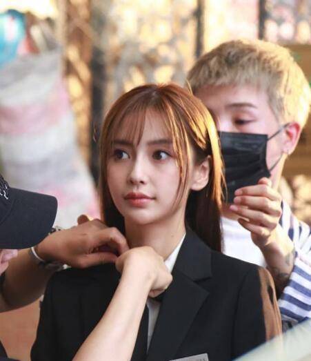 王子文带儿子又被拍了,她跟杨幂杨颖张嘉倪赵丽颖谁最有少女感?