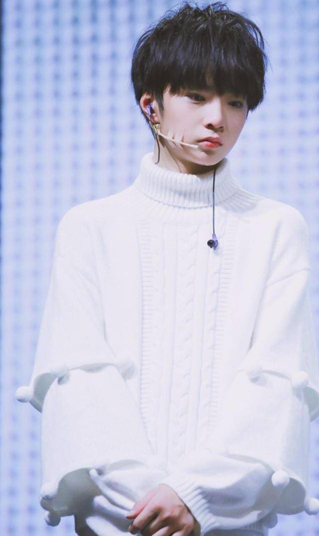 为什么现在会有粉丝黑刘耀文了?_朱志鑫_舞台_身高