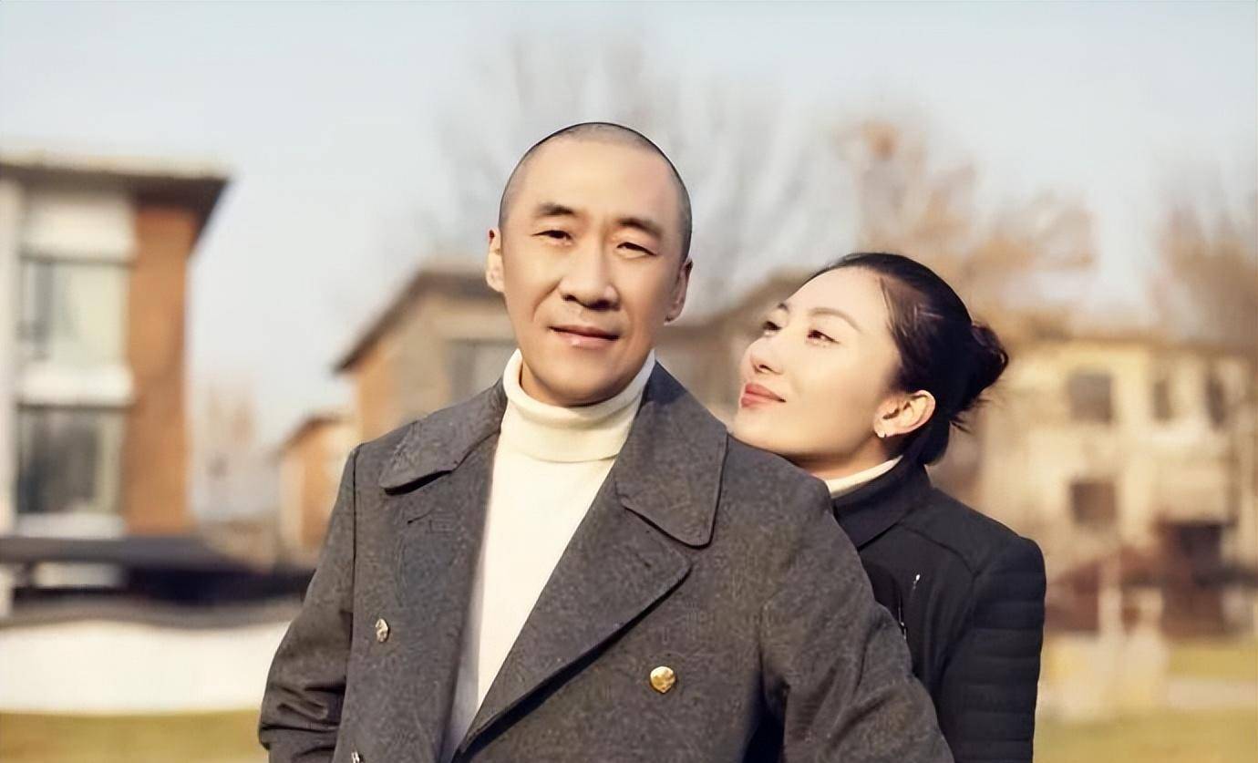 章子怡哥带嫂子出游!