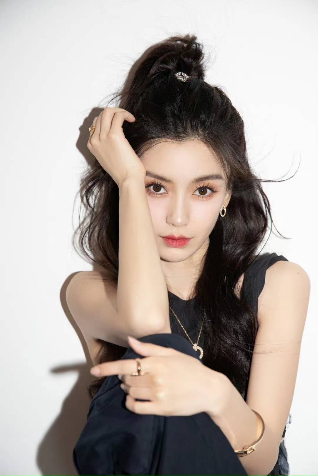 杨颖品牌代言费用曝光,三年2400万元,她还不是代言最多的明星_收入