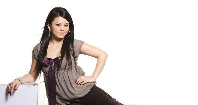 一边是铺天盖地的争议,只从李湘结婚以后,就经常在节目中赤裸裸的炫富