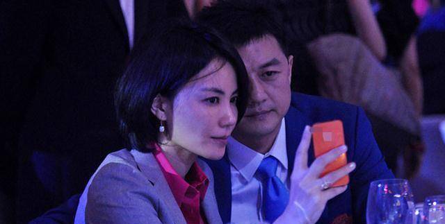 王菲玩得很嗨,与前夫前婆婆都很亲密,跟前夫的前女友关系也不错_李嫣