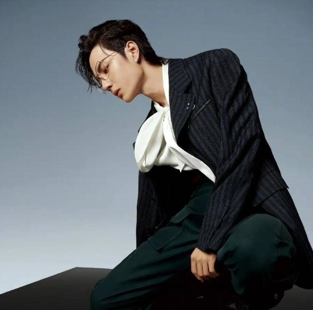 王一博遇到摩托比赛,瞬间化身"小迷弟",原来酷盖也有幼稚的一面_性格