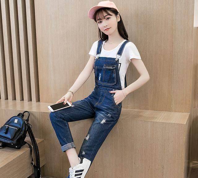 那么下面我们来看看有那些好看的牛仔背带裤适合女孩子穿衣搭配的