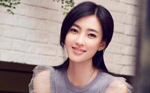 网友拍到,丽坤和男友出现在民政局,难道是好事将近了吗?