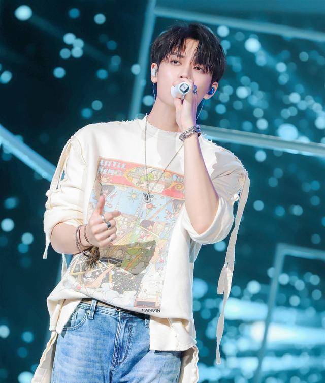 林彦俊的米色卫衣设计亮点也太多了吧_感觉_服装_颜色