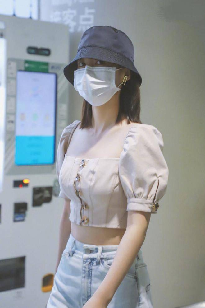 李沁机场新造型,泡泡袖上衣搭配牛仔长裤,尽显清新自然般惬意_显得