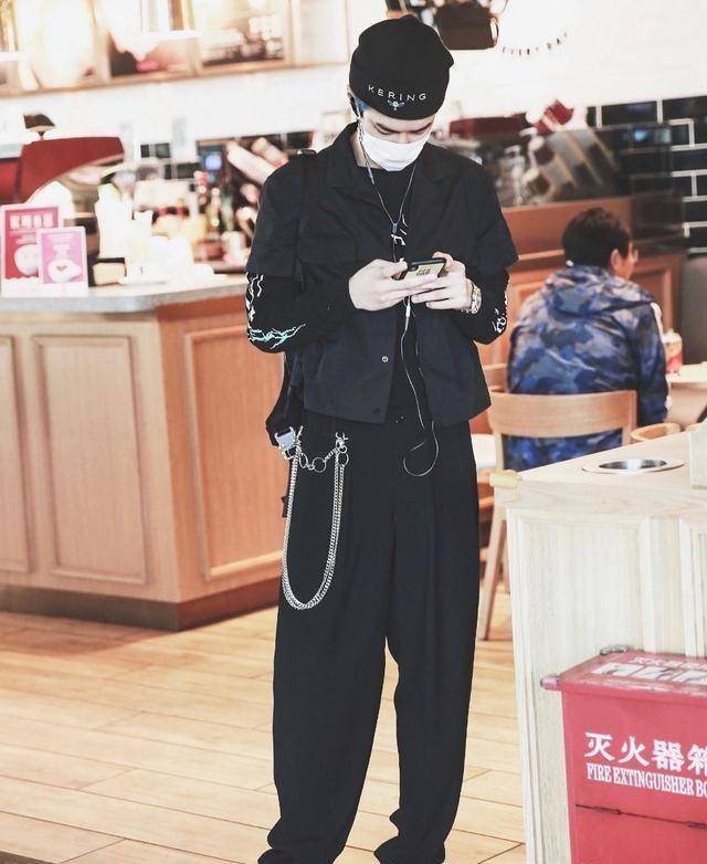 王一博的穿搭格外个性,特别符合酷盖的风格,整体以暗色系列为主,低调