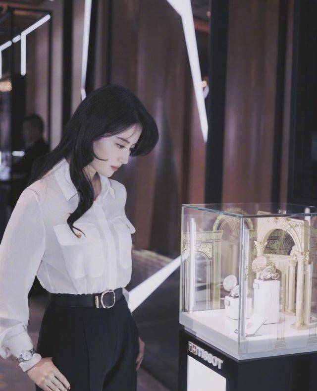 网友偶遇刘亦菲逛街,状态好气质绝,衣品仍然一言难尽_作品_时候_数量