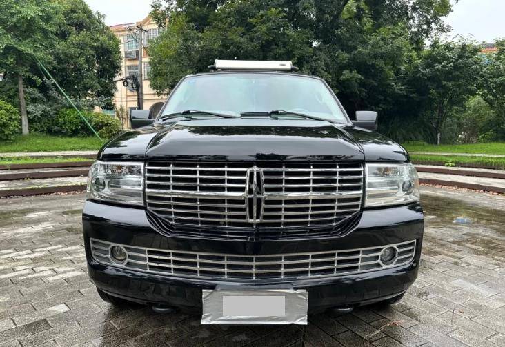 我们现在看到的这辆老林肯领航员是江苏一位老板的座驾,他于2005年花