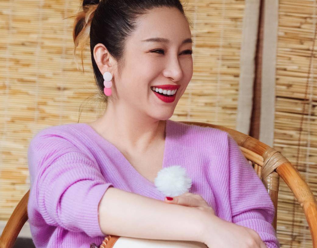 但在婚姻中竟被老公王新军宠成了公主,在节目里王新军早期喊醒秦海璐