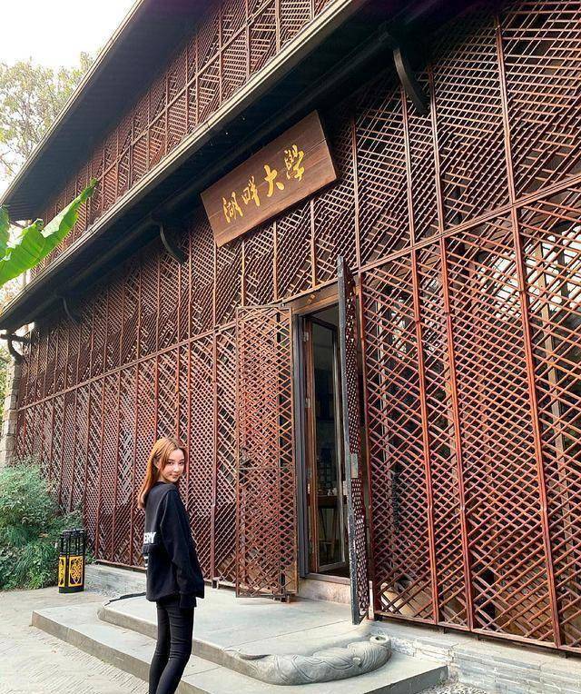 它是由柳传志,马云,冯仑,郭广昌,史玉柱,邵晓锋,钱颖一等九名知名企业