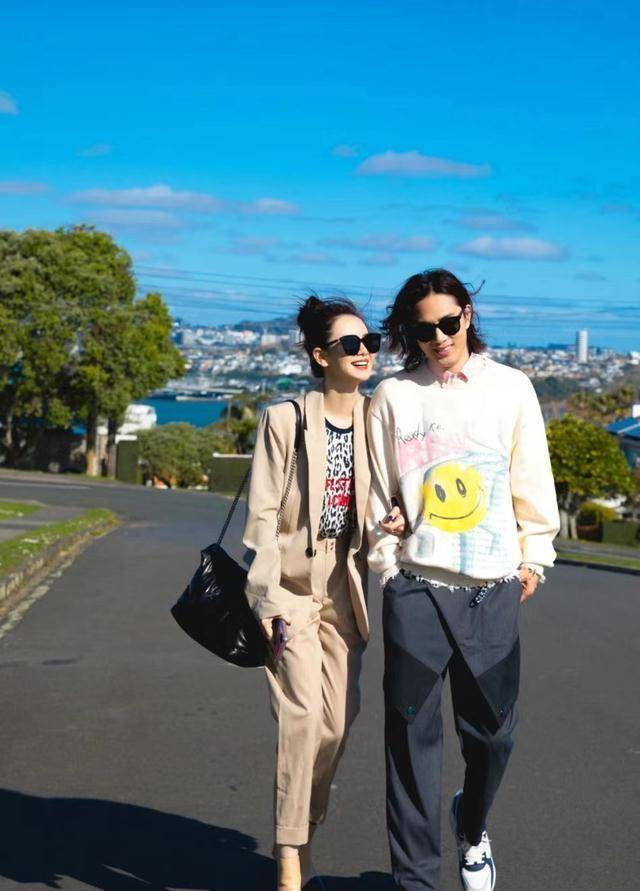 起先李承铉在塞班岛上戚薇秘密求婚