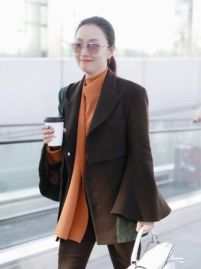 陶虹作品获奖心情好,走机场精致马尾配撞色外套,47岁不差少女感_气息