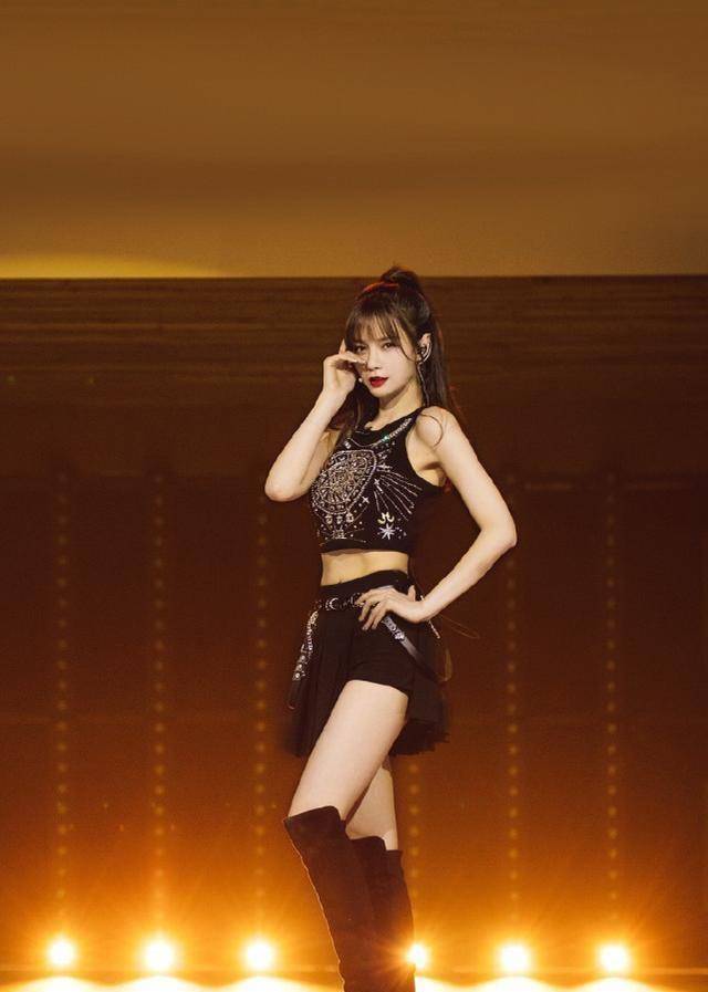 沈梦辰穿黑色露脐装热舞,大秀蚂蚁腰又美又飒_一身_表演_身材