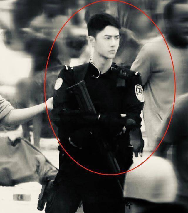 王一博街边拍戏被路透,剪了寸头穿警服,无滤镜下的颜值藏不住_塑性