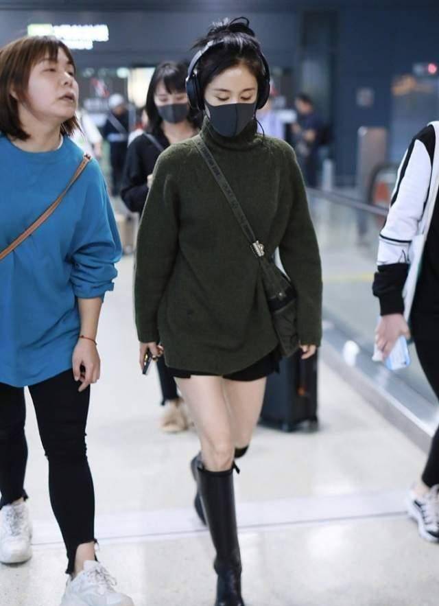 王子文美得张扬,穿轻薄毛衣显街头范,"狗啃"短发也就她能驾驭_女生_小