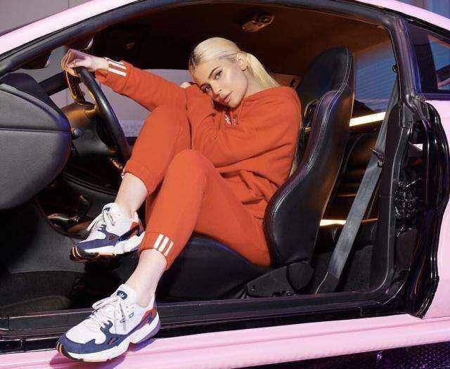 的父亲则是近两年非常火的说唱歌手特拉维斯·斯科特(travisscott)