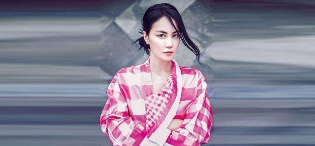 王菲高调现身秀婚戒?