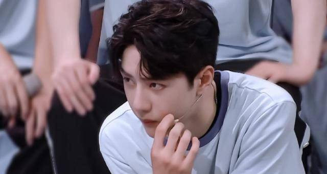 虽然舞台上吃东西是在所难免,但是也说明王一博的肠胃确实不太好,之前