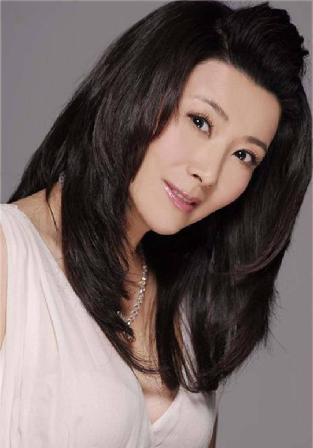 看了59岁王静的打扮,我悟了:衣要穿紧,发要大卷,优雅大气_衣服_因为